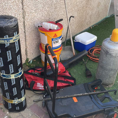ציוד וחומרי איטום הכוללים יריעות ביטומניות, חומר איטום ומבער גז