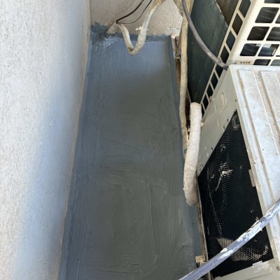 אזור אטום בחומר אפור ליד מזגן חיצוני