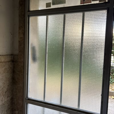 דלת זכוכית עם דוגמת ריבועים ומדבקות