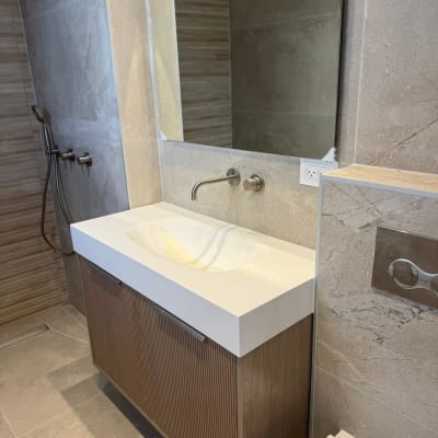 חדר אמבטיה עם כיור ומראה, עיצוב מודרני