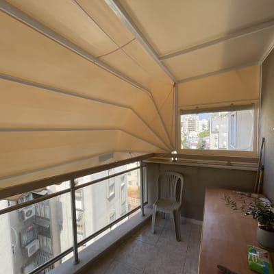 מרפסת עם סוכך מתקפל בצבע בז