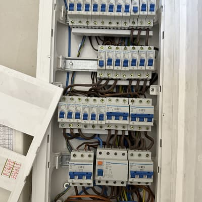 לוח חשמל עם מפסקים וחוטים צבעוניים