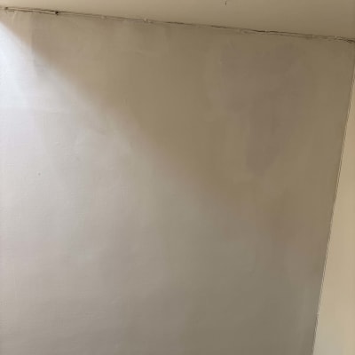 קיר צבוע בגוון בהיר עם תאורה טבעית