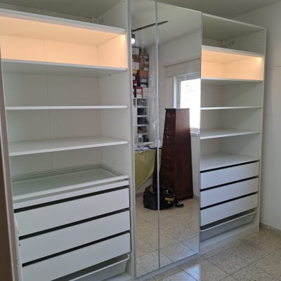 ארון בגדים עם מדפים ומגירות בחדר