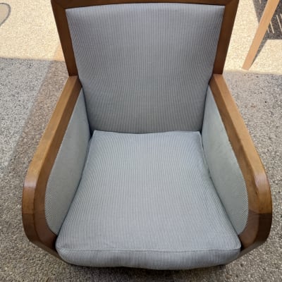 כיסא עם ריפוד נקי על רצפה מרוצפת