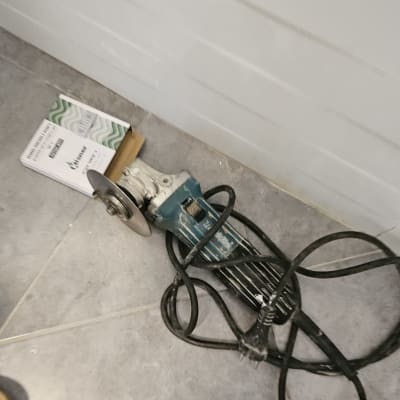 כלי עבודה חשמלי על רצפה, מתאים לעבודות אינסטלציה