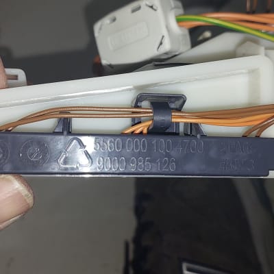 חוטים חומים מחוברים למודול פלסטיק עם מספרים