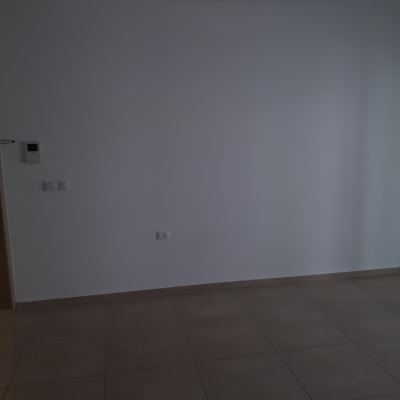 קיר לבן חלק ללא אלמנטים נוספים