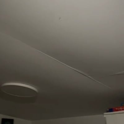 תקרה עם סדק בגבס ותאורה עגולה