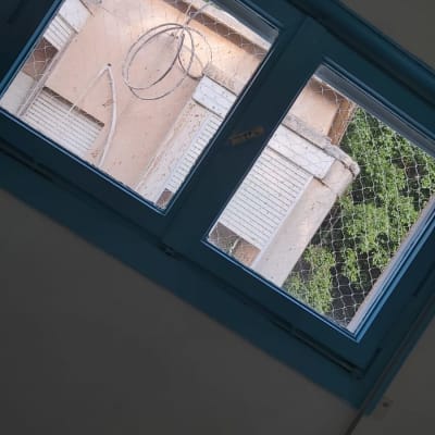 רשת על חלון למניעת כניסת יונים