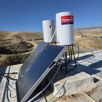 דוד שמש ומערכת סולארית על גג