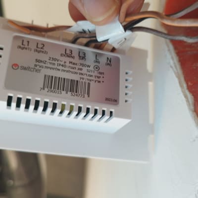 מתג חשמלי עם חוטים חשופים מותקן בקיר