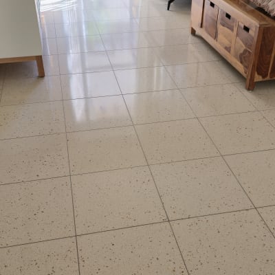 רצפה נקייה עם רהיטים וספה בצד