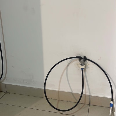 צינור שחור מחובר לשסתום בקיר לבן