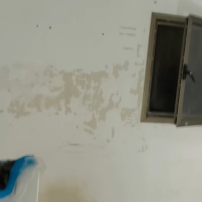 קיר עם סימני קילוף ליד חלון פתוח