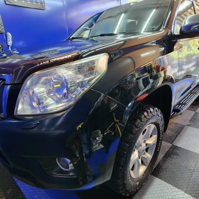 רכב מבריק בחדר דיטיילינג עם כלים וחומרים