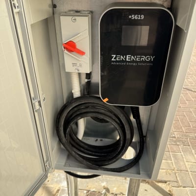 ארון חשמל עם כבל חשמלי ומתג אדום