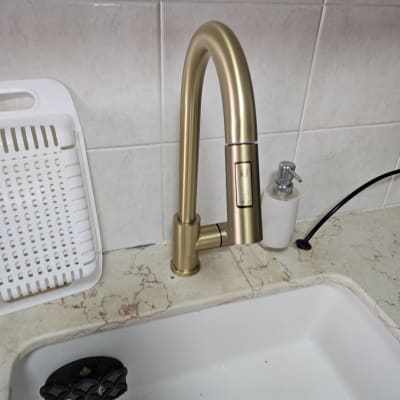 ברז זהב מותקן בכיור מטבח לבן