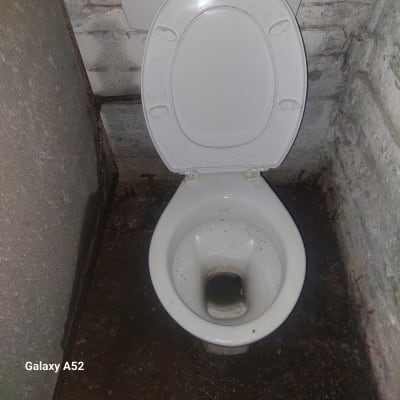 אסלה מלוכלכת עם כתמים על הרצפה