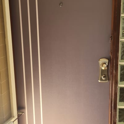 דלת עם ציפוי סגול ופסים לבנים