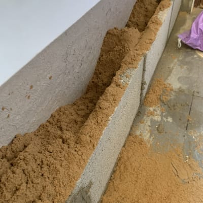 קיר בלוקים עם חול במהלך שיפוץ