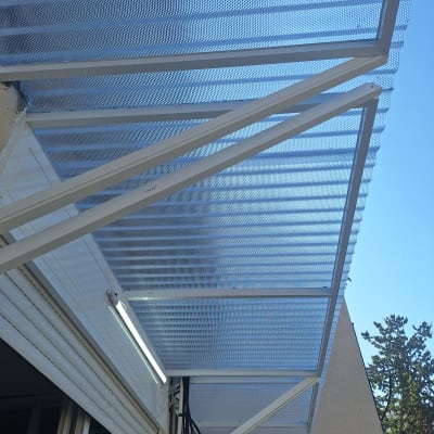 גג אלומיניום עם מסגרת תומכת