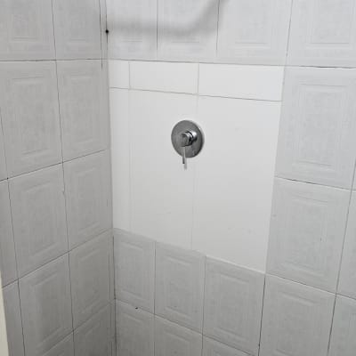 מקלחת עם ראש מקלחת וכפתור מים