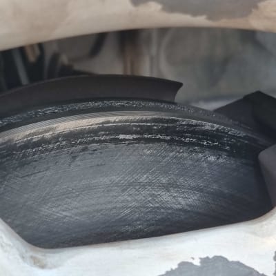 דיסק בלם עם סימני שחיקה ברורים