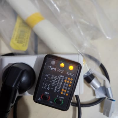 בודק חשמל עם נורות חיווי דולקות