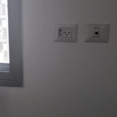 שקעי חשמל על קיר ליד חלון