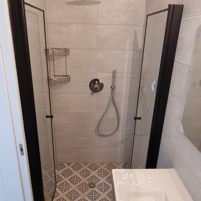 מקלחת עם ראש גשם, דלתות זכוכית ומדף מתכת