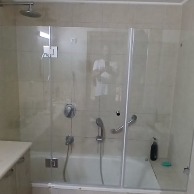 מקלחת עם דלת זכוכית ואביזרי רחצה