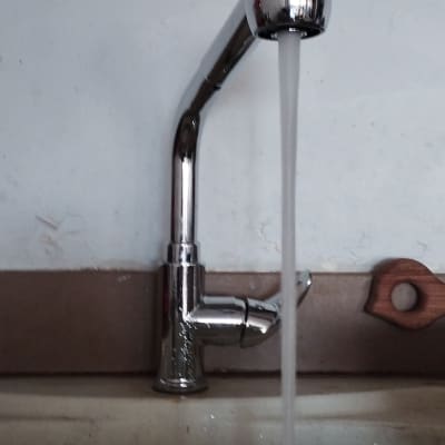 ברז מים זורם בכיור מטבח