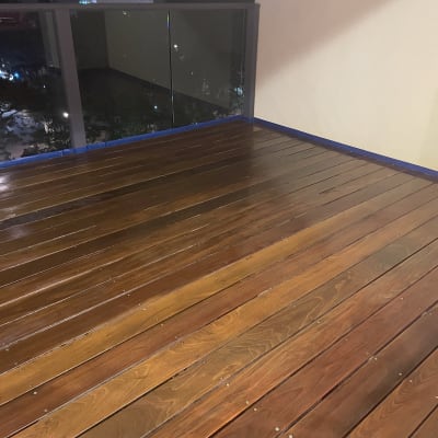 רצפת עץ מבריקה עם מסגרת כחולה