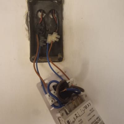 חוטי חשמל מחוברים לשקע בקיר