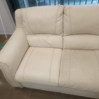 ספה בהירה עם כלי ניקוי ברקע