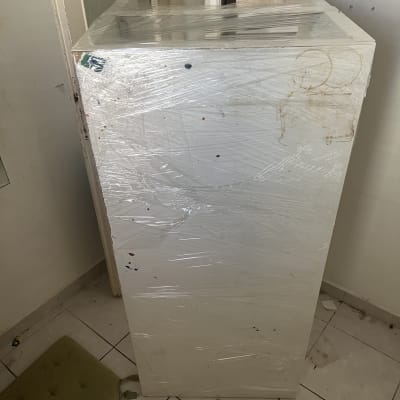 רהיט עטוף בניילון במעבר דירה
