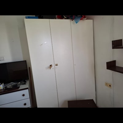 ארון בגדים לבן עם טלוויזיה ומדפים