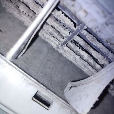 תמונה של חלק פנימי של מזגן עם אבק