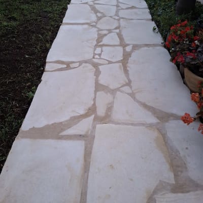 שביל אבן חדש עם ריצוף אבן טבעית