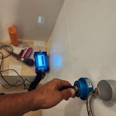 מכשיר לגילוי נזילות עם צג דיגיטלי וכבל מחובר