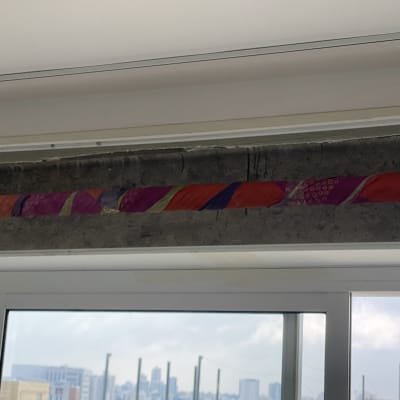 חלון עם מסגרת עליונה מעוטרת בצבעים שונים