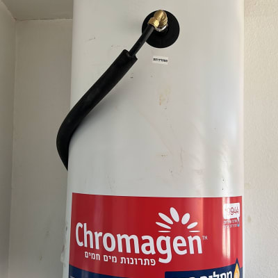 דוד שמש כרומגן עם צינור מחובר למעלה