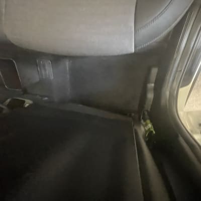 מושב רכב עם לכלוך ופסולת בפינה