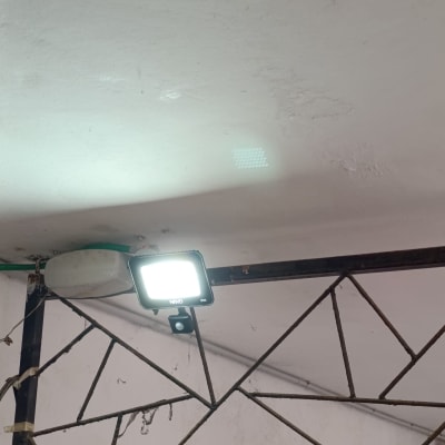 פנס לד מותקן על תקרה עם חוטי חשמל