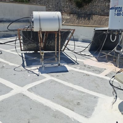 מערכת דודי שמש על גג עם איטום