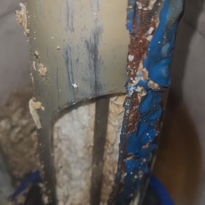 חלק פנימי של דוד שמש עם חלודה ונזק