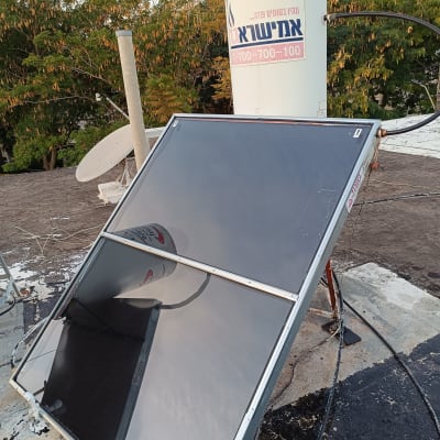 דוד שמש עם צינורות על גג