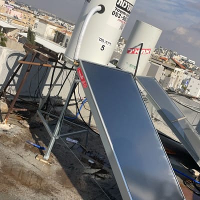 דוד שמש עם קולטים על גג בניין