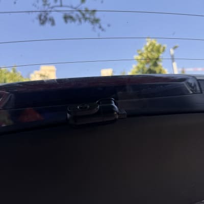 מצלמה מותקנת על חלון רכב עם נוף עצים ברקע